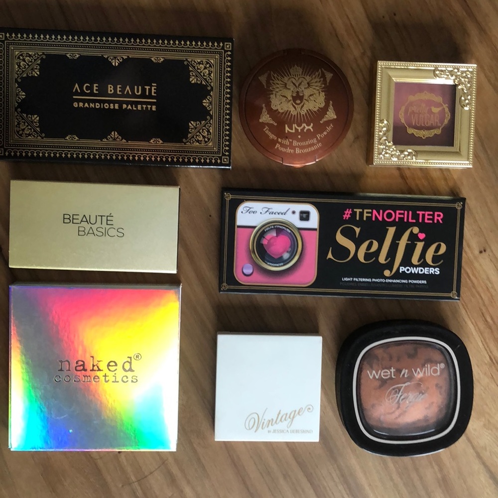 Set of 8 makeup products
